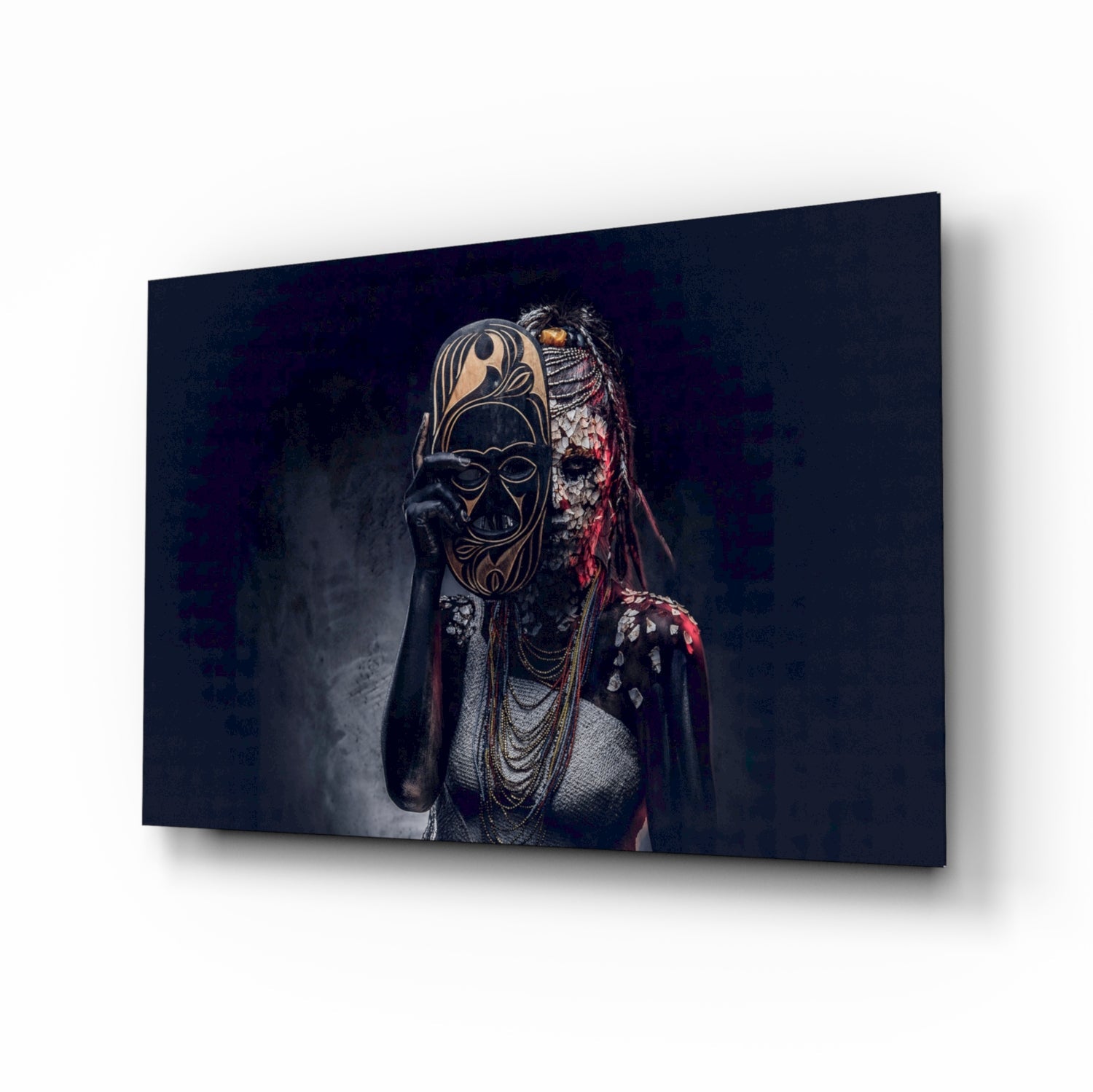 Maskenin Arkasında Cam Tablo