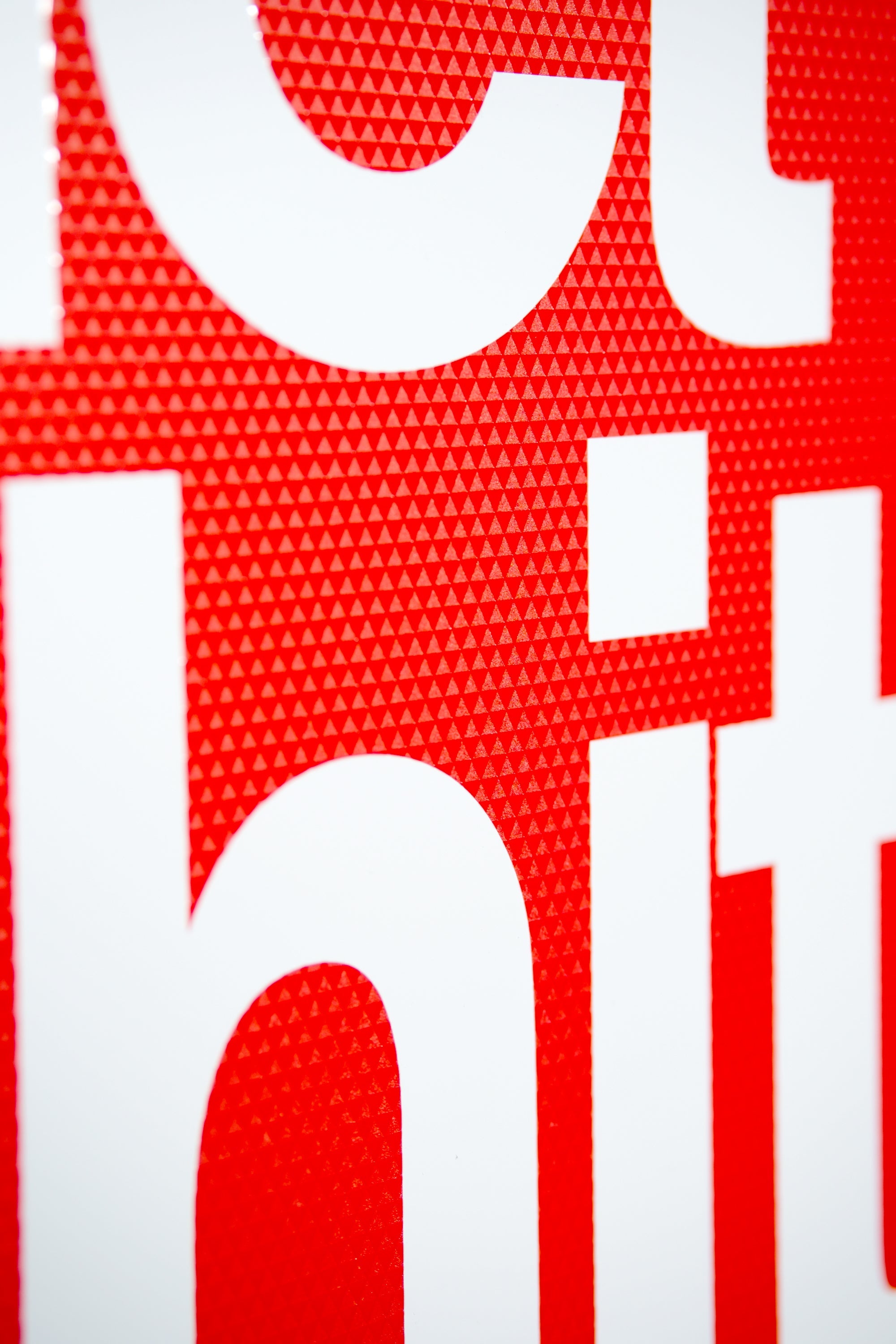 3D Kızıl Prizma — Saf Lake Dokusunun Işıltısı