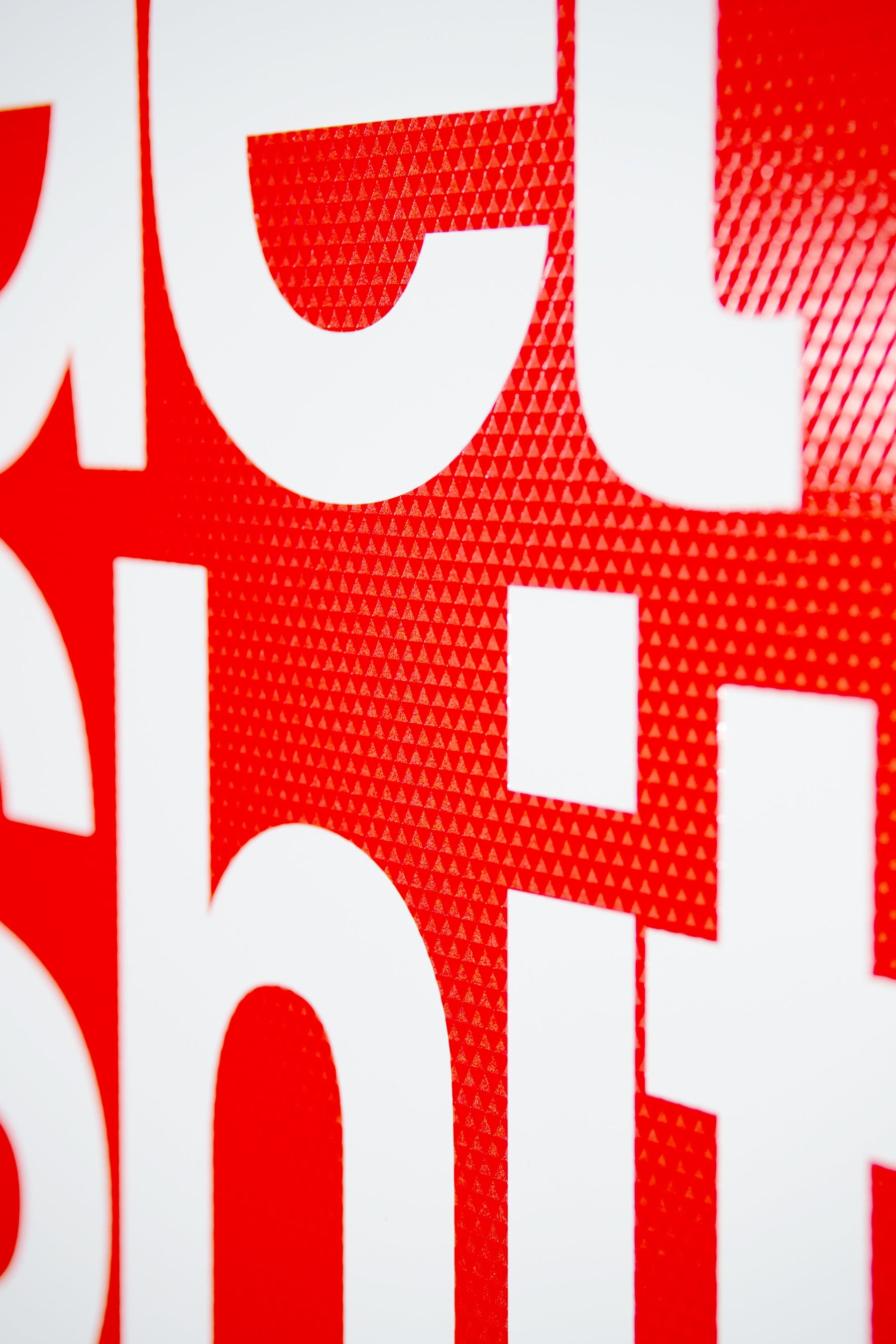 3D Kızıl Prizma — Saf Lake Dokusunun Işıltısı