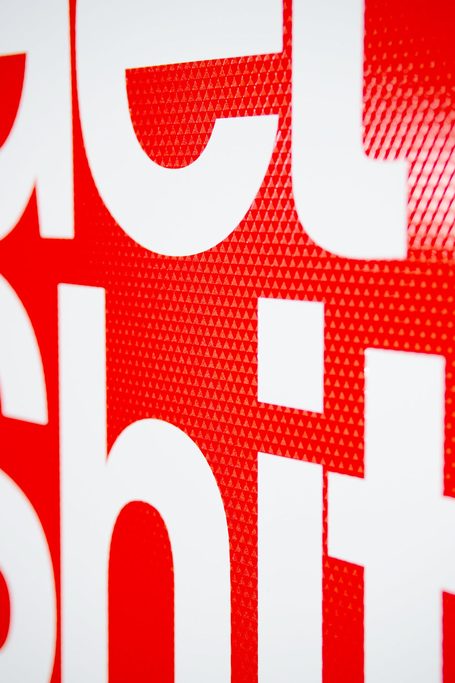 3D Kızıl Prizma — Saf Lake Dokusunun Işıltısı