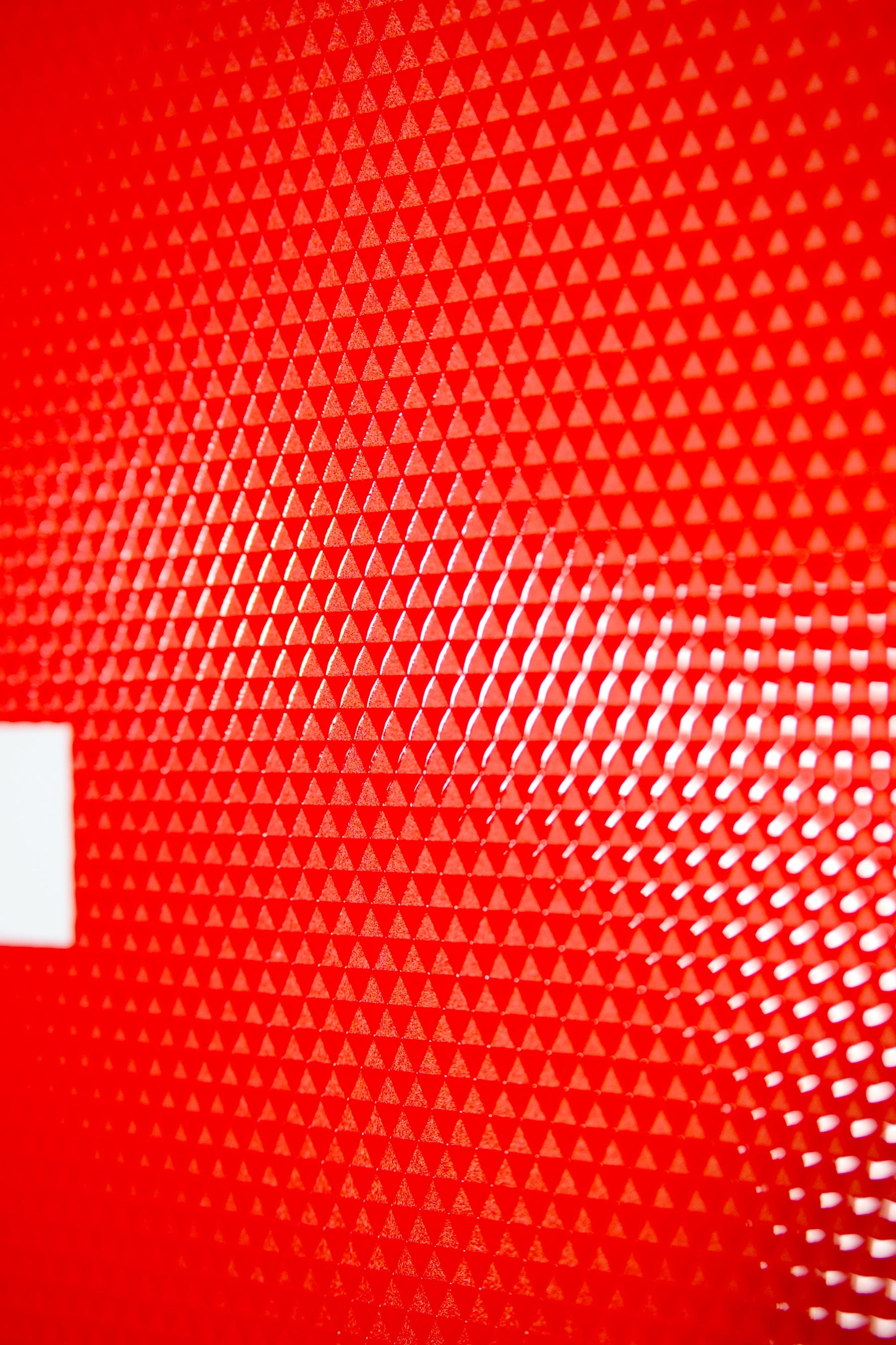 3D Kızıl Prizma — Saf Lake Dokusunun Işıltısı