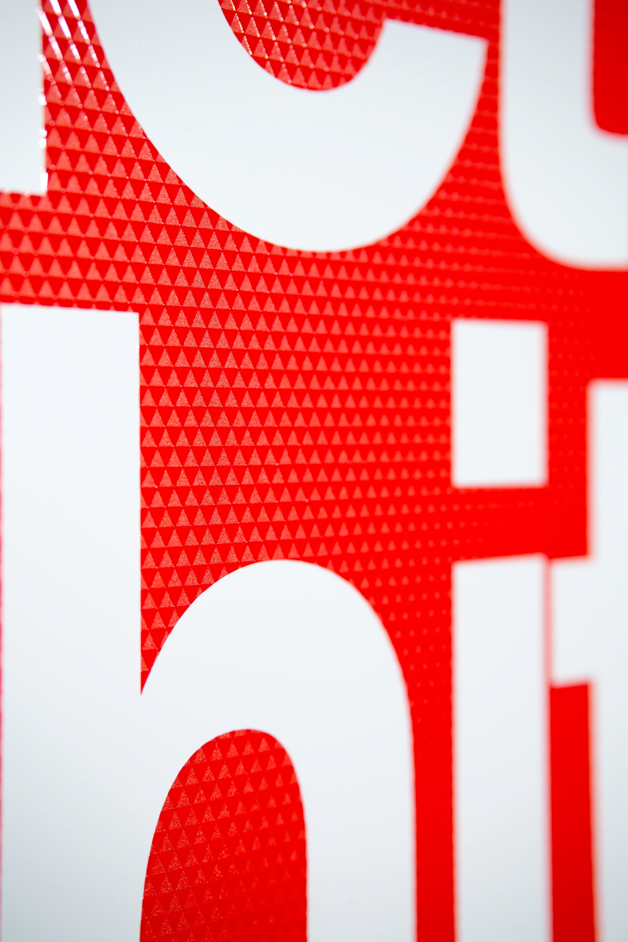 3D Kızıl Prizma — Saf Lake Dokusunun Işıltısı