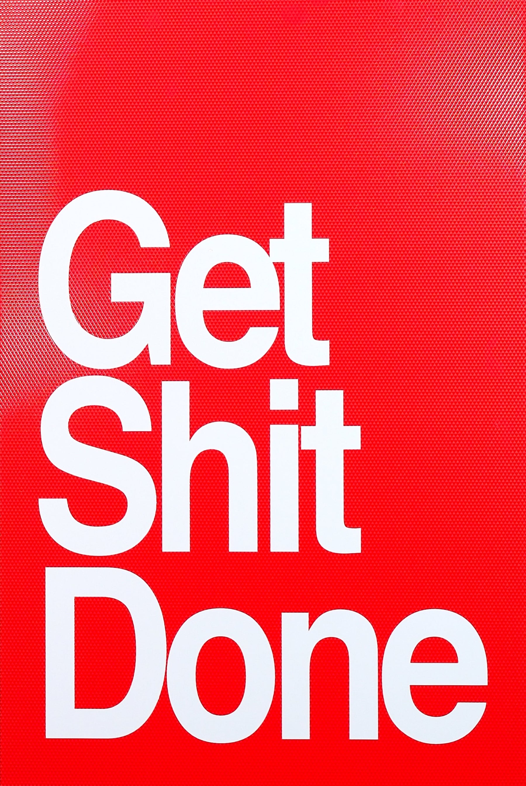 3D Kızıl Prizma — Saf Lake Dokusunun Işıltısı