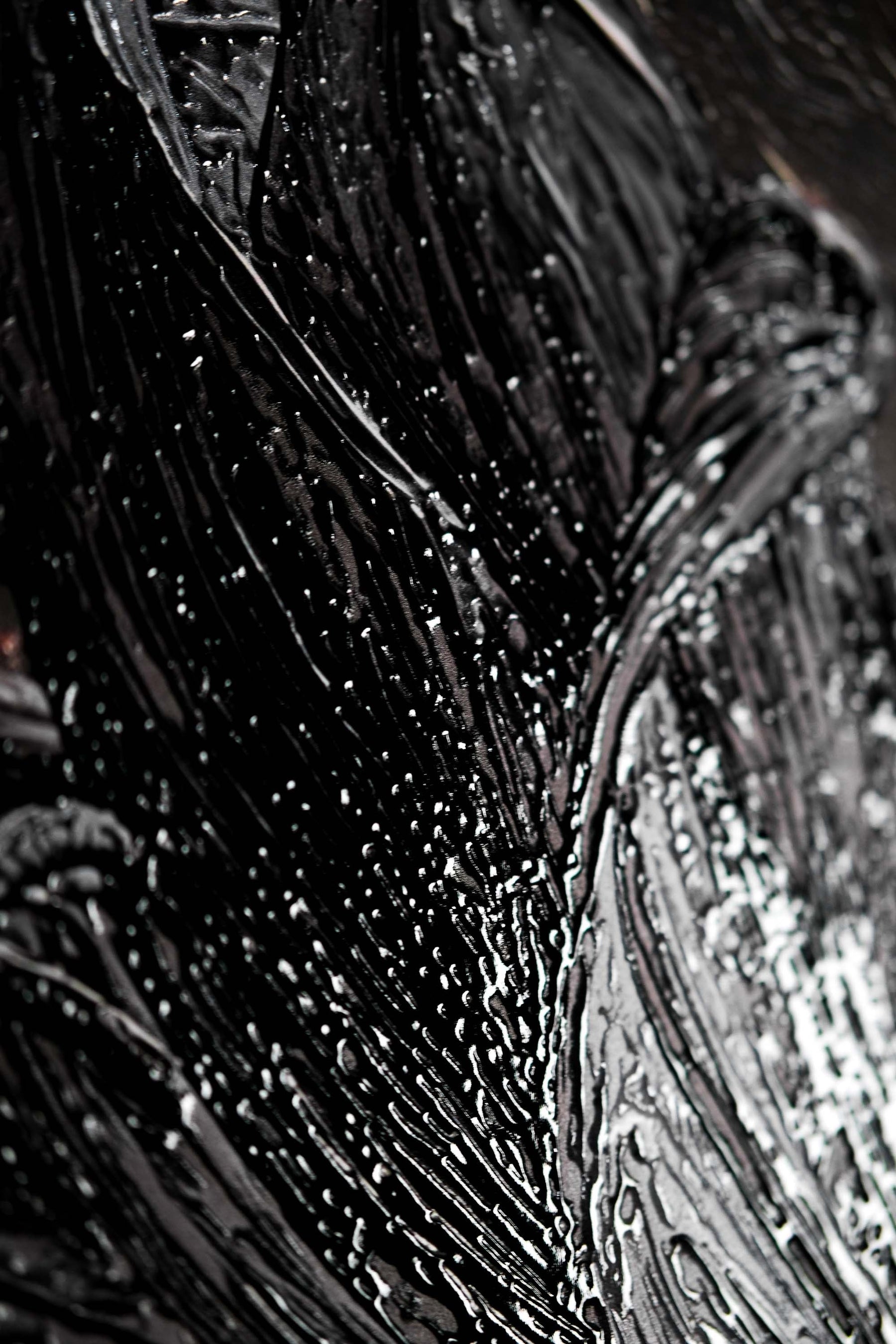 Siyah Zambaklar ve Altın Gölgeler — 3D Kabartmalı Premium Duvar Sanatı