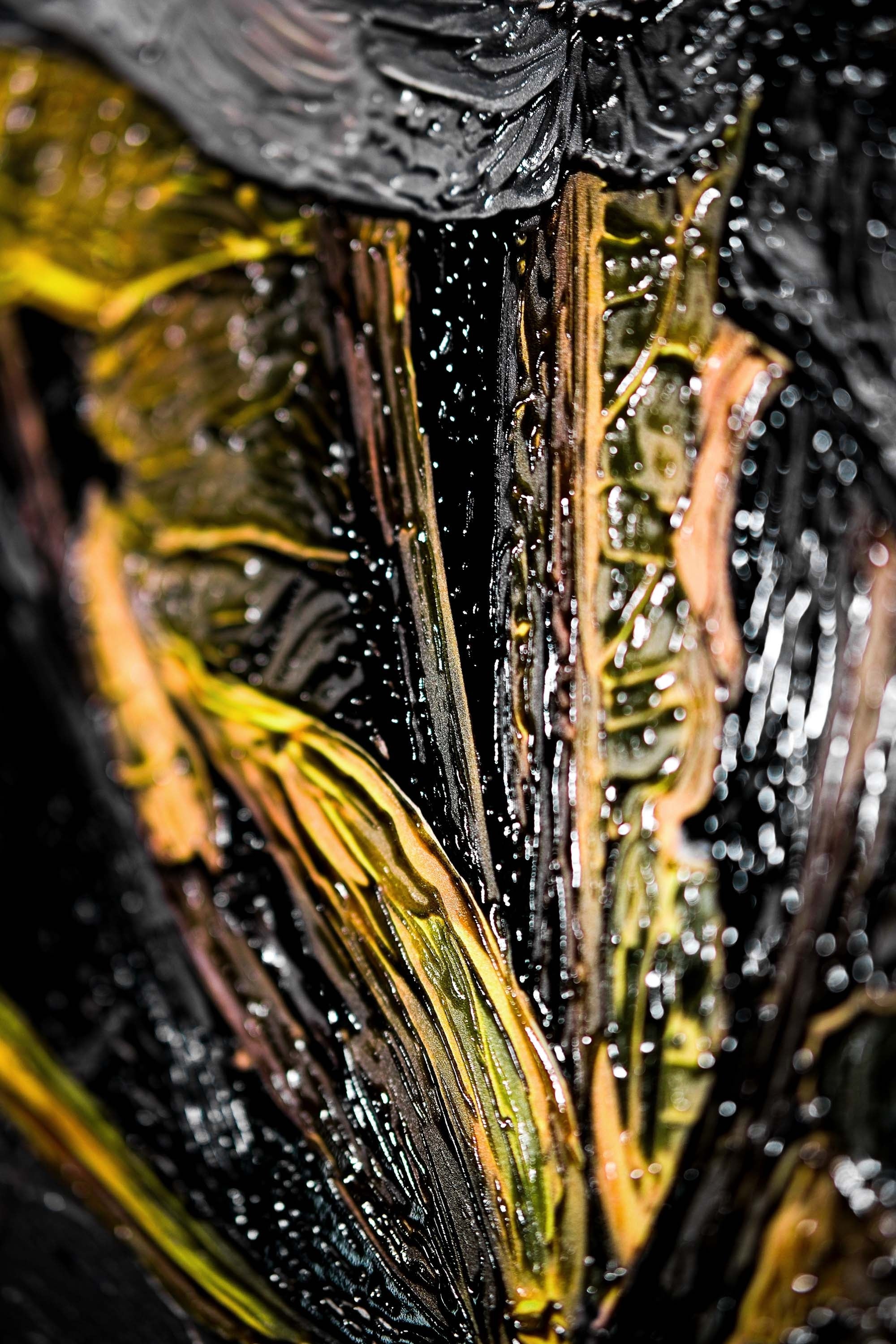 Siyah Zambaklar ve Altın Gölgeler — 3D Kabartmalı Premium Duvar Sanatı