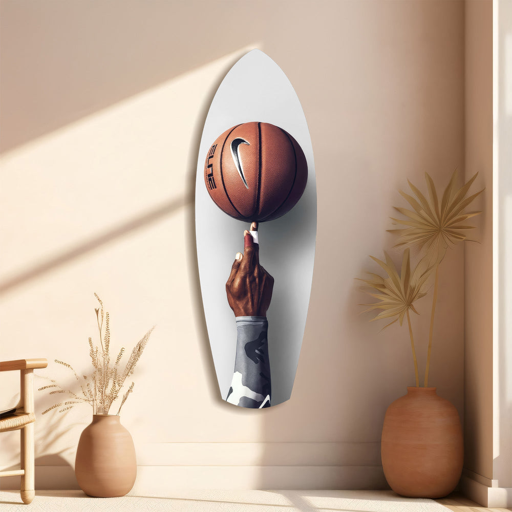Parmakta Dönen Basketbol Topu Cam Tablo.
