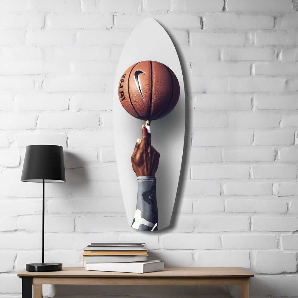 Parmakta Dönen Basketbol Topu Cam Tablo.