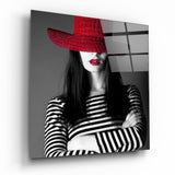 Kırmızı Şapkalı Kadın Cam Tablo | Insigne Art | Üstün Kalite